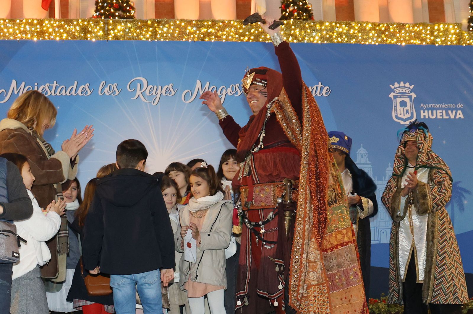 Imágenes del Heraldo Real anunciando la llegada de los Reyes Magos a Huelva