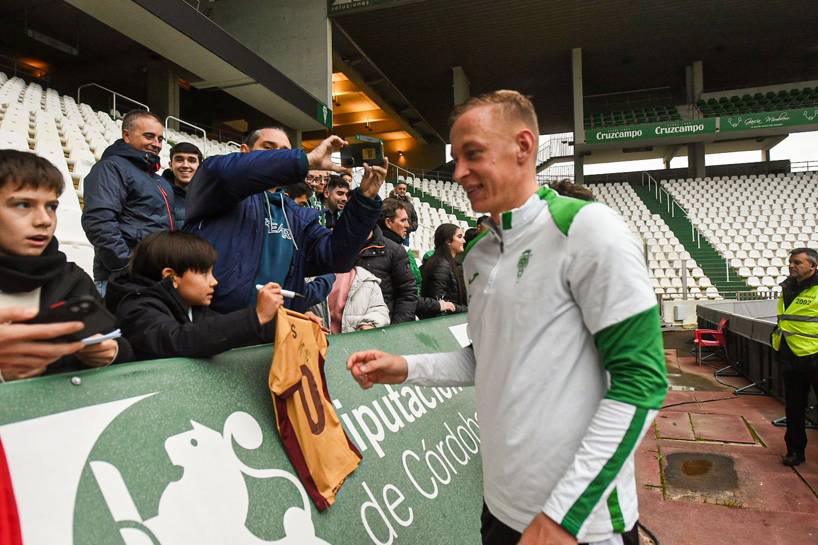 El Córdoba CF se deja querer por su afición en el Día de Año Nuevo: las fotos del entrenamiento de puertas abiertas
