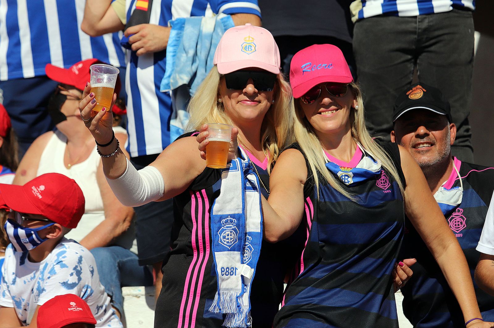 Imágenes de la afición más fiel del Recre en su visita al campo del Antoniano