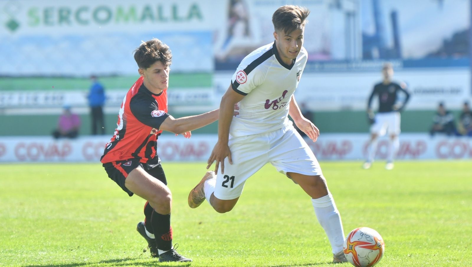 Samu intenta marcharse de la presión de un jugador del Cabecense.
