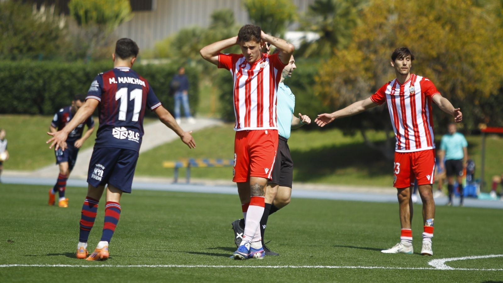 Iker Burgos se lamenta tras una ocasión del equipo rojiblanco en el choque contra el Extremadura.