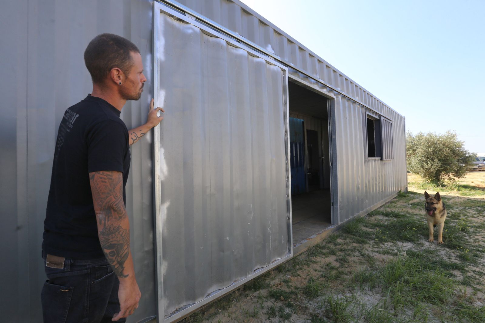 El propietario de Cargar Outdoor, Juan Carrera, muestra el exterior de un contenedor.