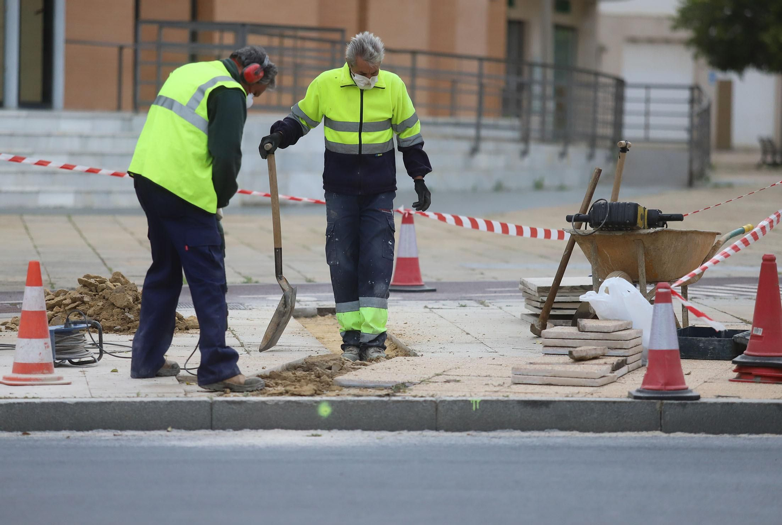 Imágenes de la vuelta al tajo de los trabajadores de obras en Huelva