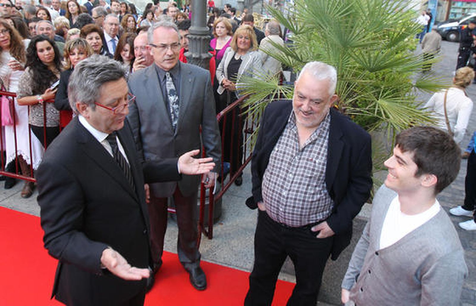 José Antonio Carmona y José Luis Jiménez, del Cine Club Popular, saludan a Imanol Uribe e Iban Garate.

Foto: Miguel Angel Gonzalez