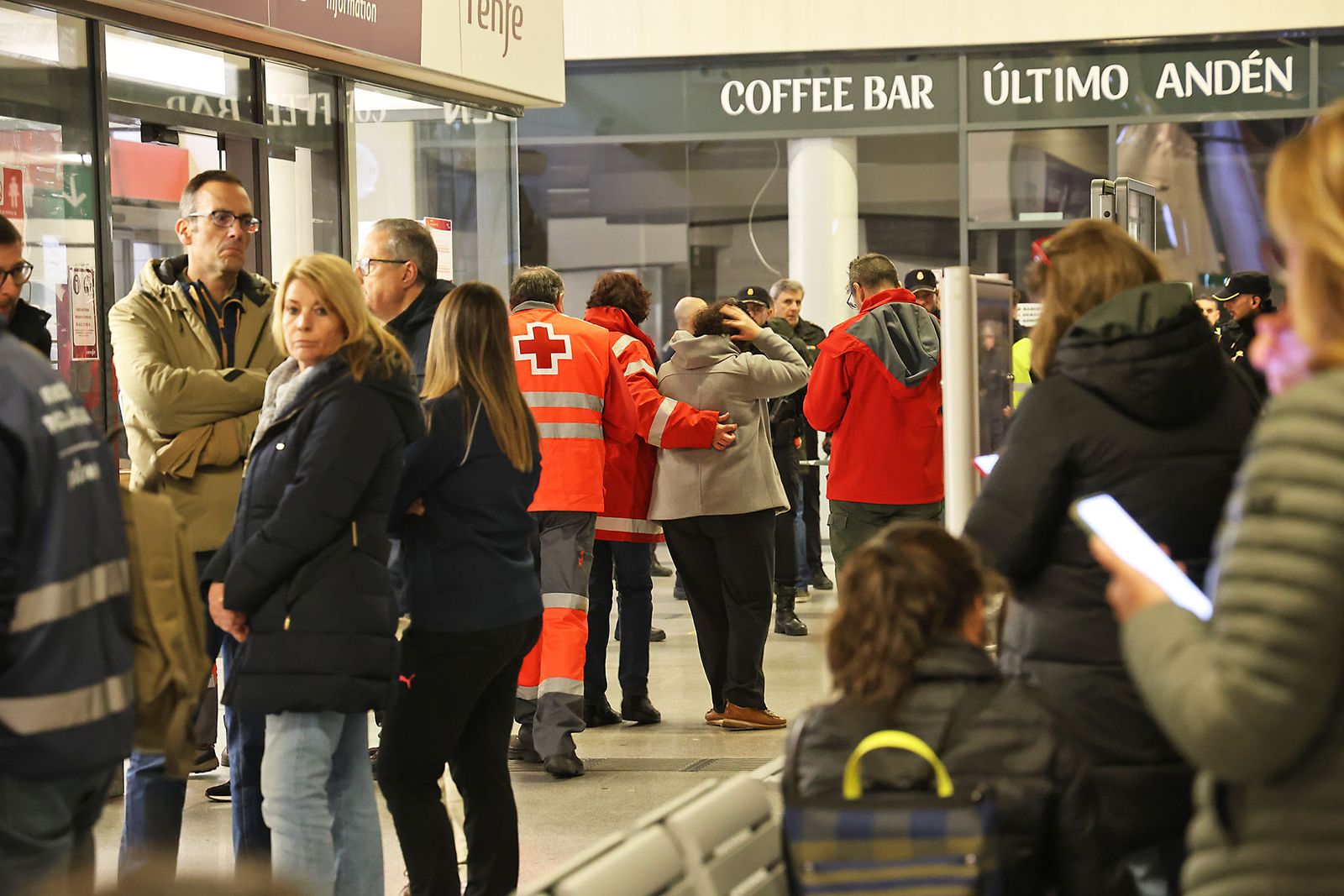 Las Fotografías del dispositivo de urgencia en la estación de Huelva para los afectados por el tren accidentado