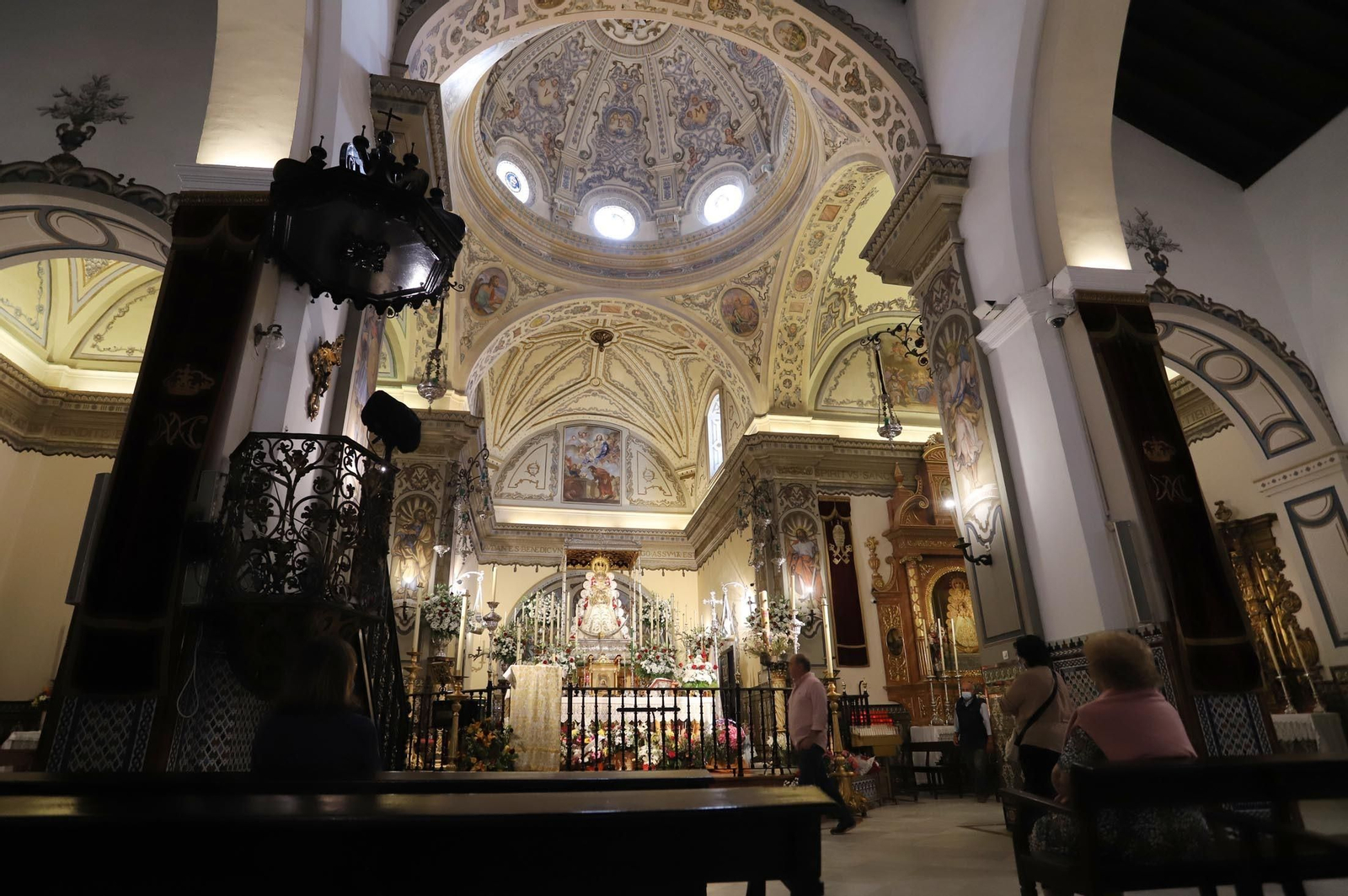 Imágenes de la Virgen del Rocío y sus nuevas andas