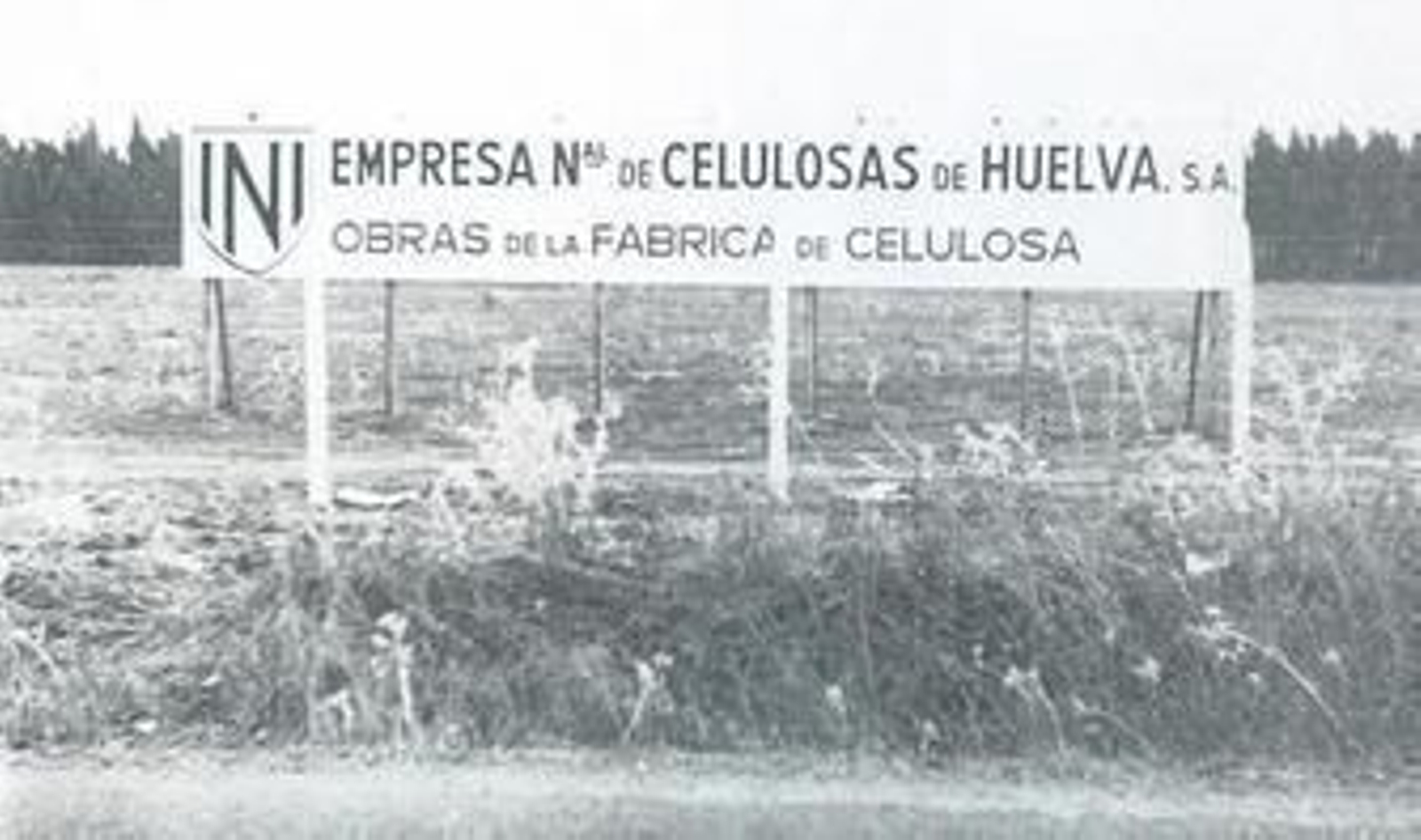 Cartel de la construcción de la factoría de celulosa en los años sesenta.