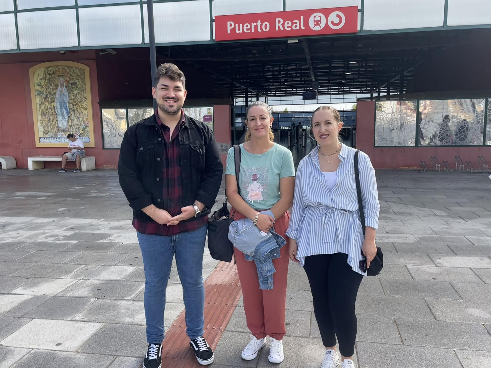 Concejales de AxSí tras la rueda de prensa en la estación