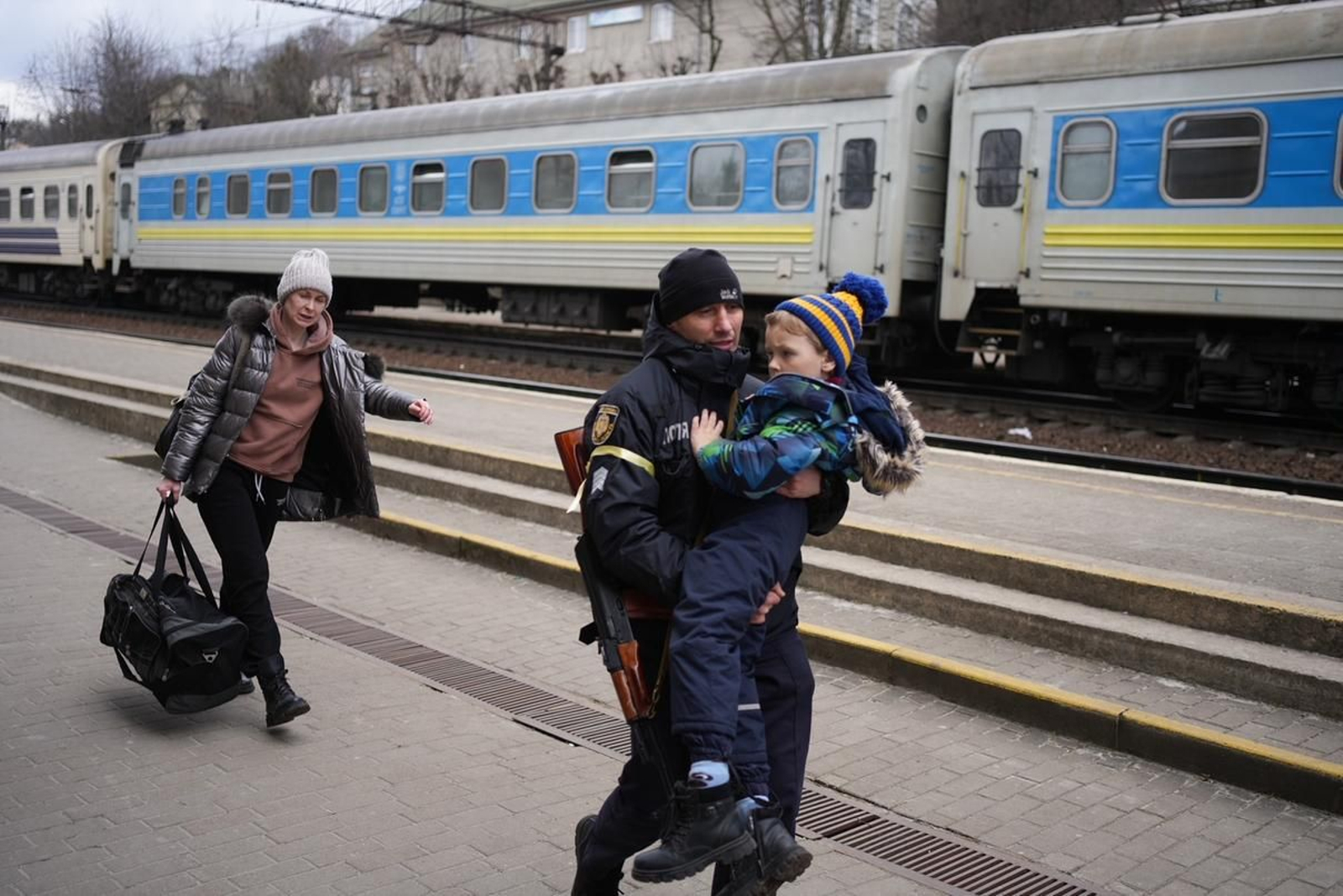 Dos ucranianos llegan a la estación de Leópolis huyendo de sus casas.
