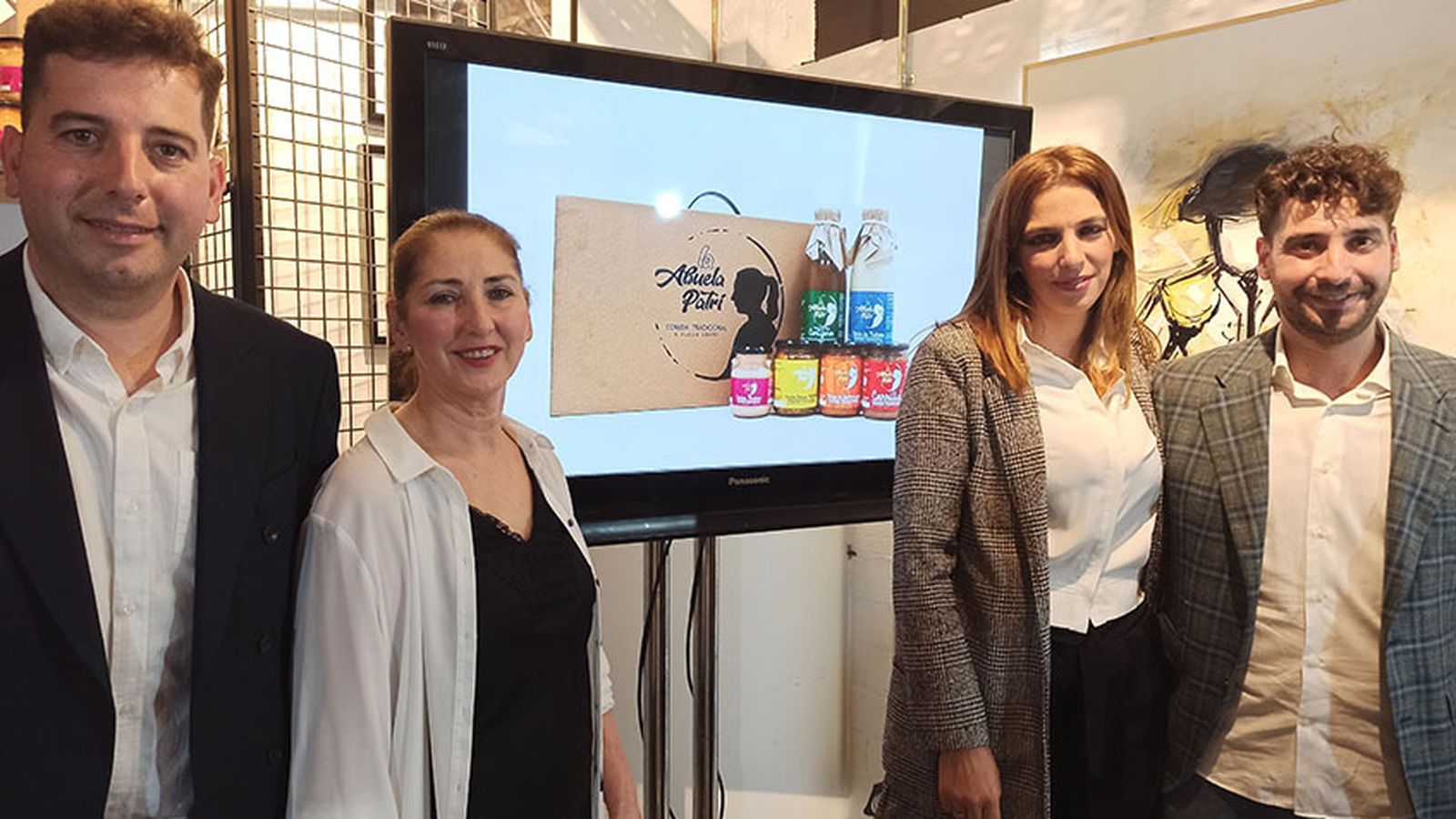 Patricia Ponce junto a sus hijos José Antonio, Patricia y Adrián durante la presentación de los nuevos productos