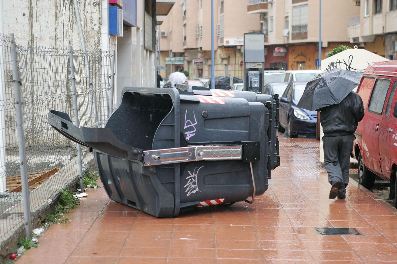 Un contendor tirado por las rachas de viento en la capital almeriense.