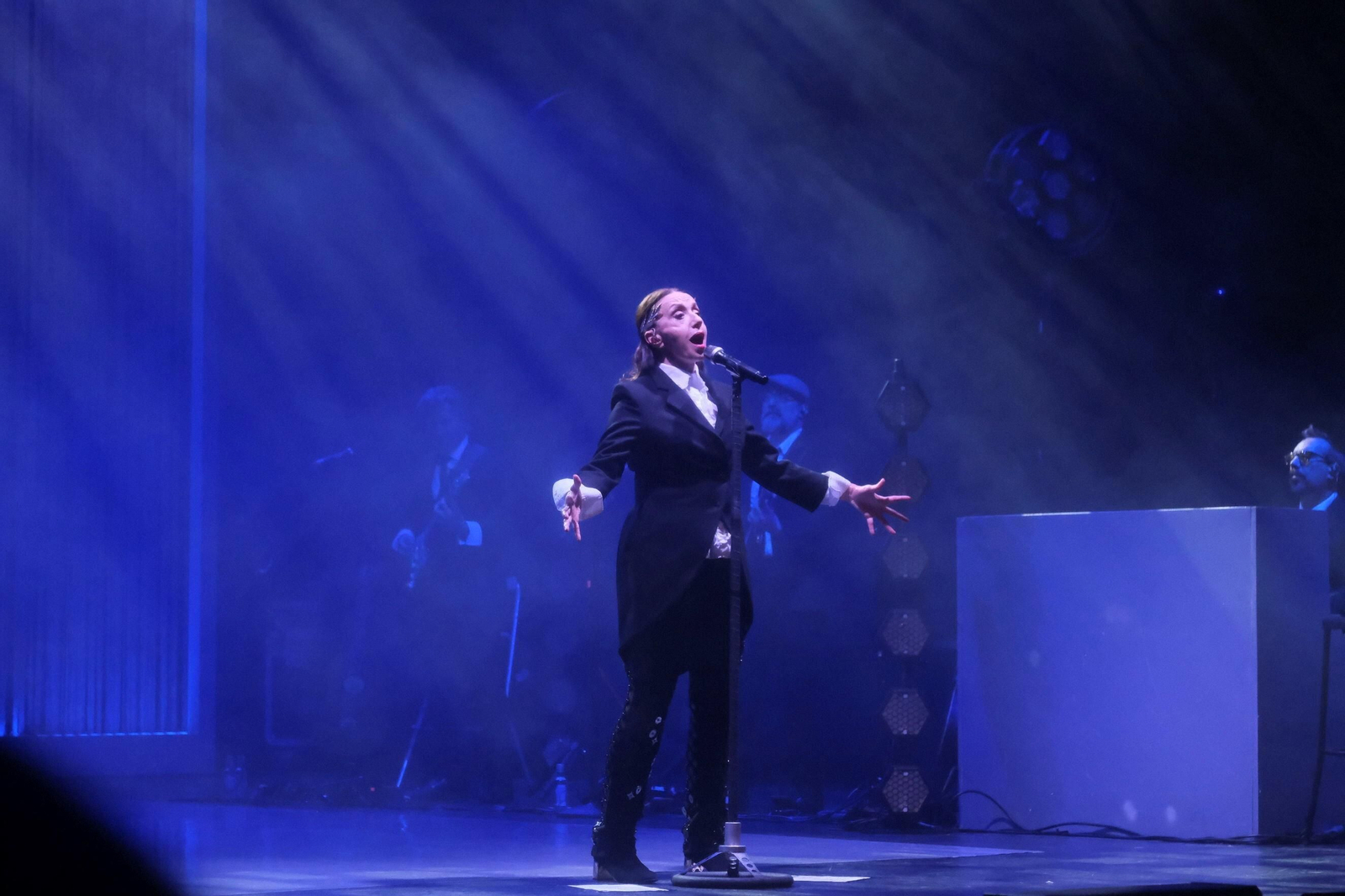 Luz Casal abre las ventanas de su alma en su concierto en Córdoba, en imágenes