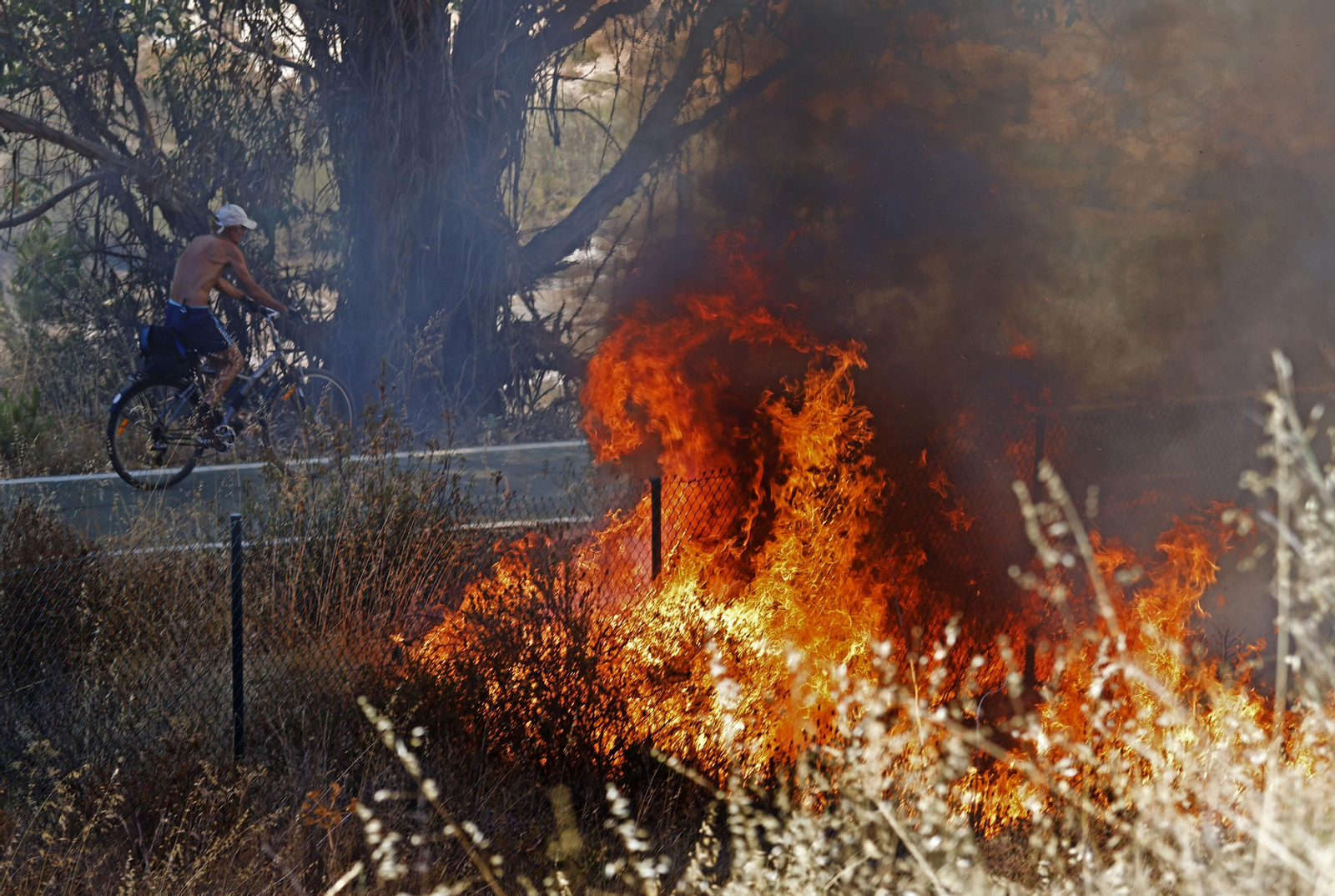 Imágenes del espectacular incendio entre en el paraje de la raya de Aljaraque y Marismas del Odiel
