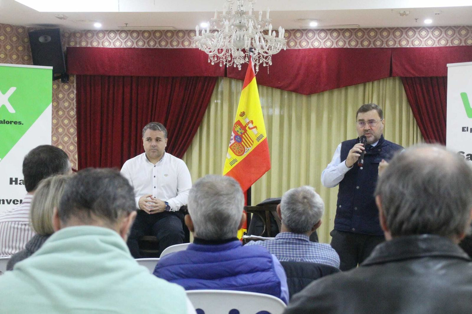Los concejales de Vox en San Fernando, Francisco Paredes y Carlos Zambrano, durante el encuentro organizado para hablar de la tasa consorcial.