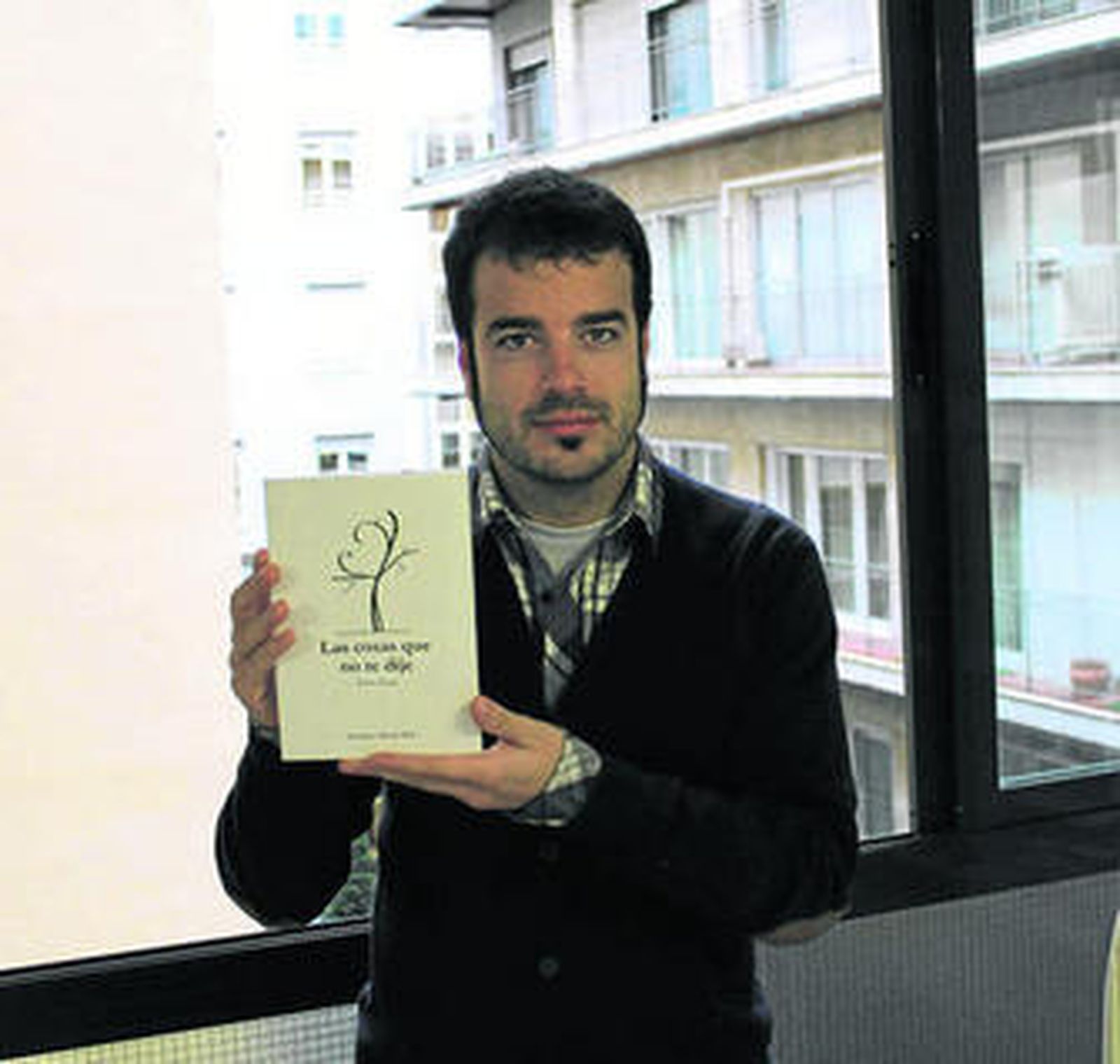 El diseñador gráfico Roberto Romera, con su obra nacida de un blog personal.