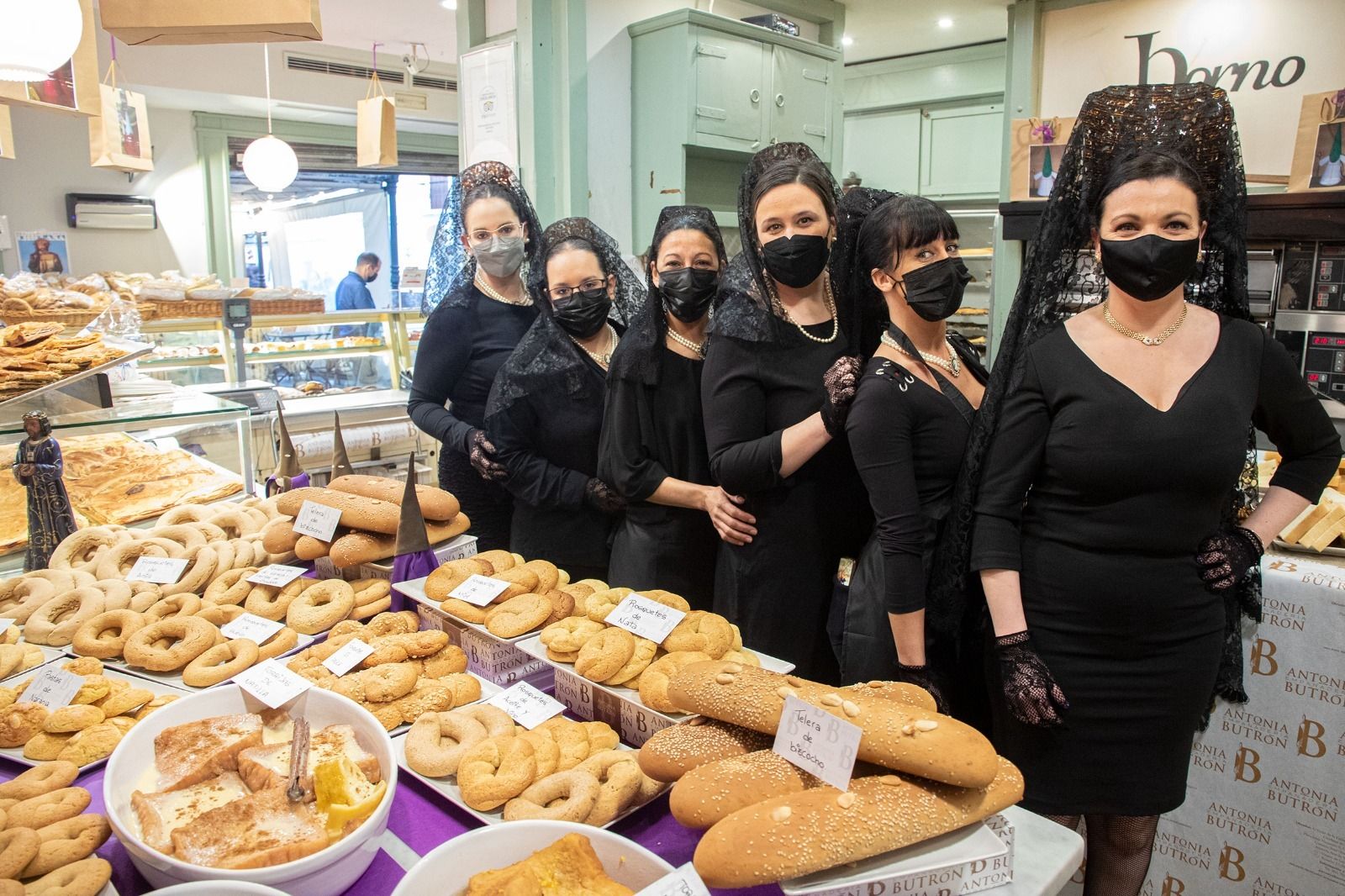 La iniciativa de Antonia Buitrón incentiva a las chiclaneras a salir de mantilla este Viernes de Dolores.