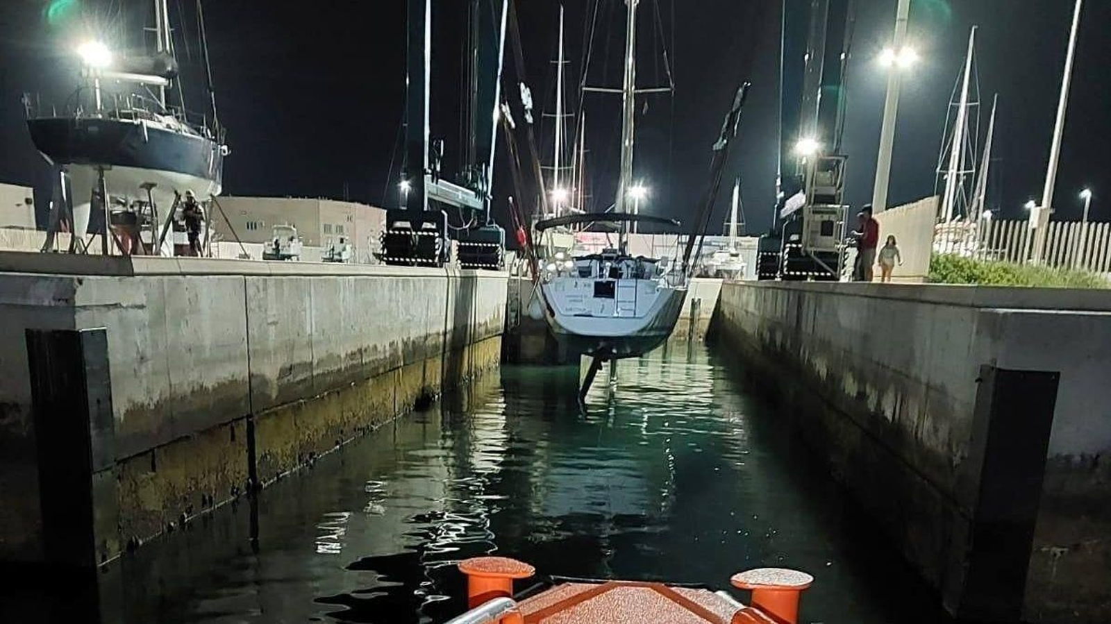 El velero rescatado por Salvamento Marítimo y trasladado al puerto de Barbate.