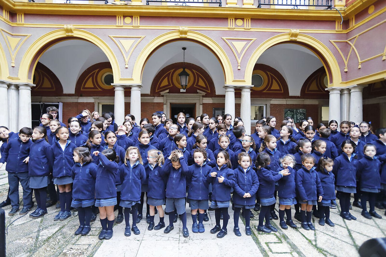 El colegio María Inmaculada canta villancicos en el patio del Ayuntamiento de Huelva