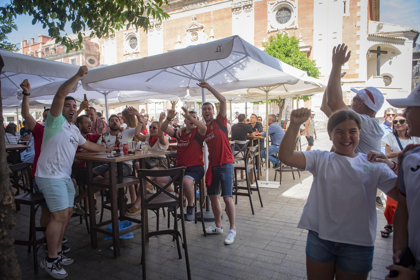 Búscate en las fotos de la afición de Osasuna en Sevilla en la final de la Copa del Rey