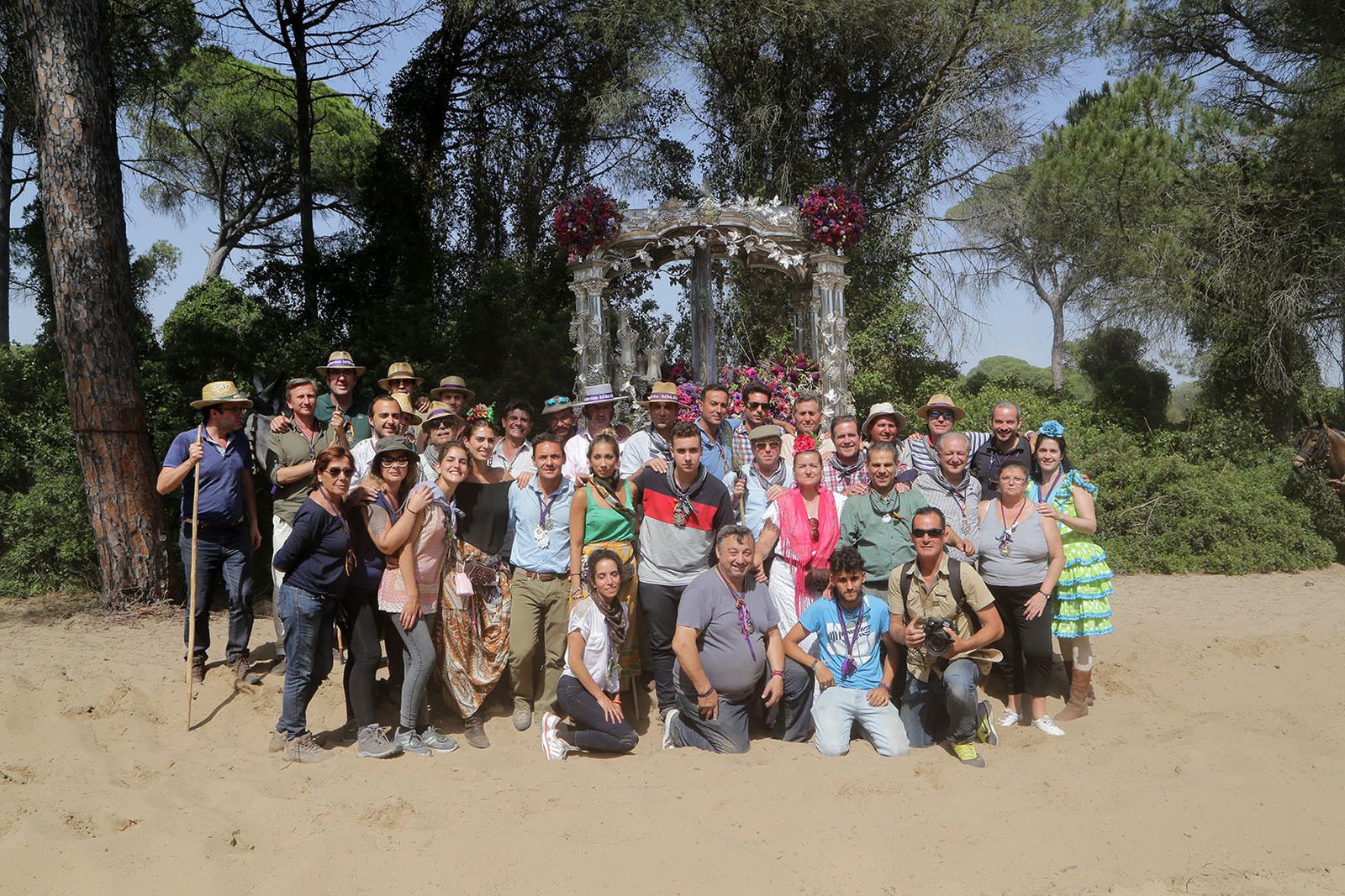 Los peregrinos posan ante la carreta del Simpecado en una parada del Camino.