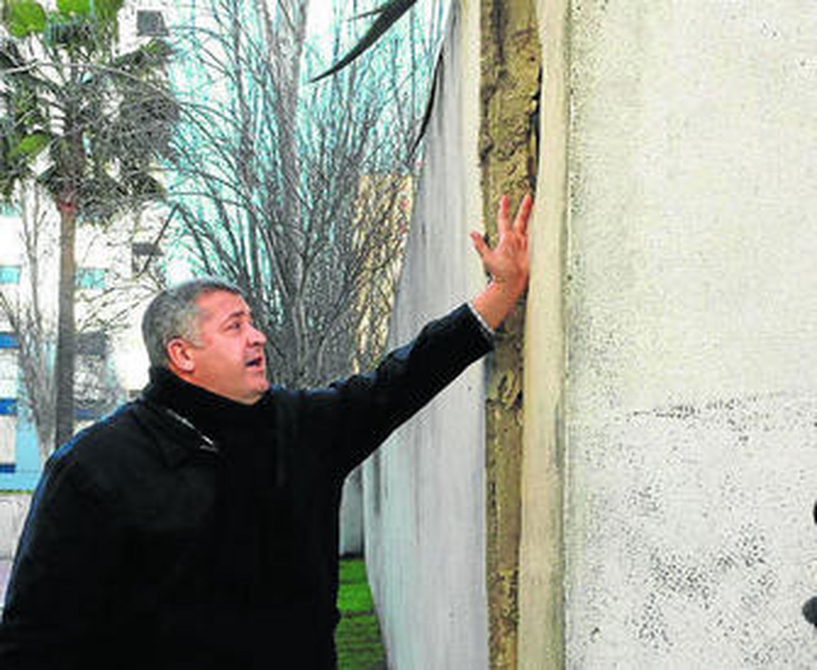 José María España muestra el muro que está cediendo.