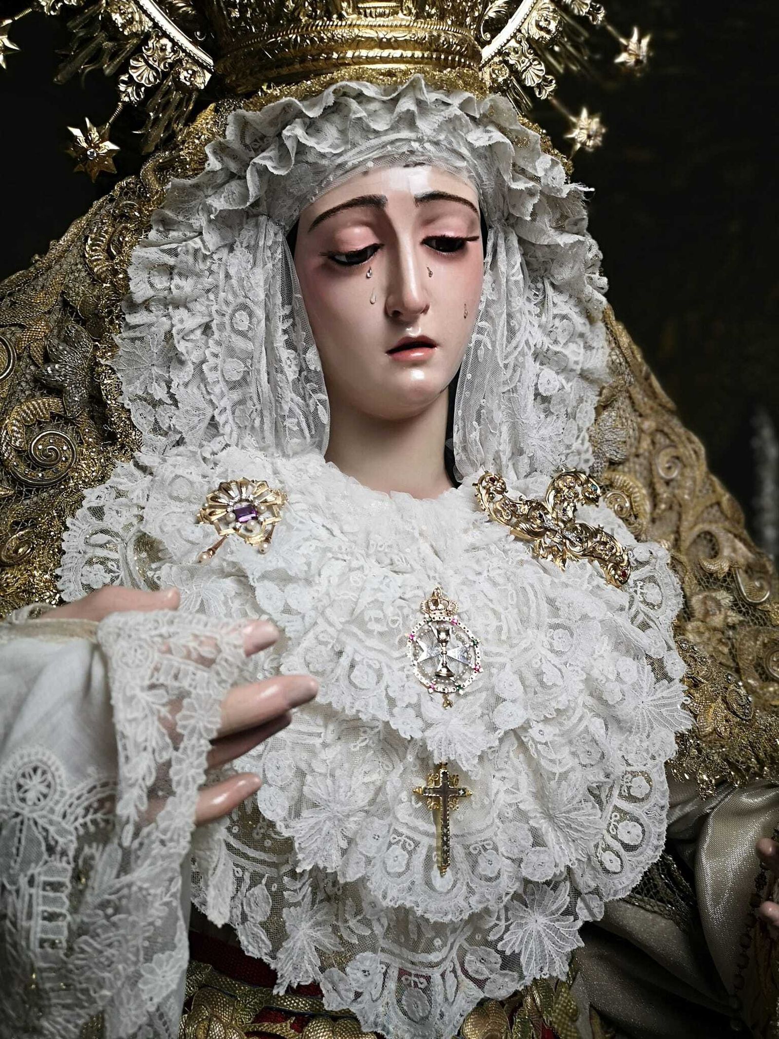 La Virgen del Rosario, ya vestida en su paso de palio.