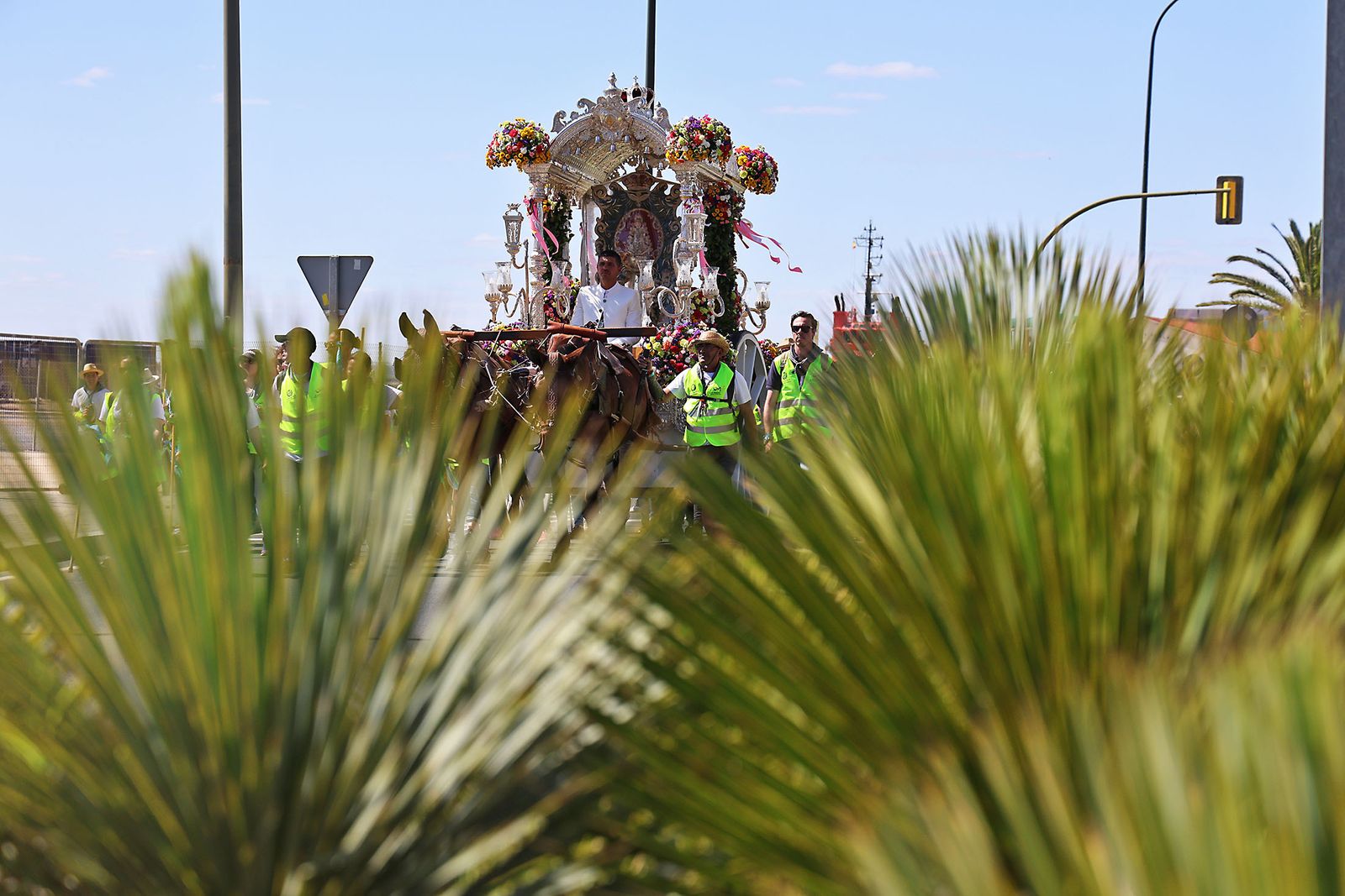 Imágenes de la Hermandad del Rocío de Punta Umbría a su paso por Huelva