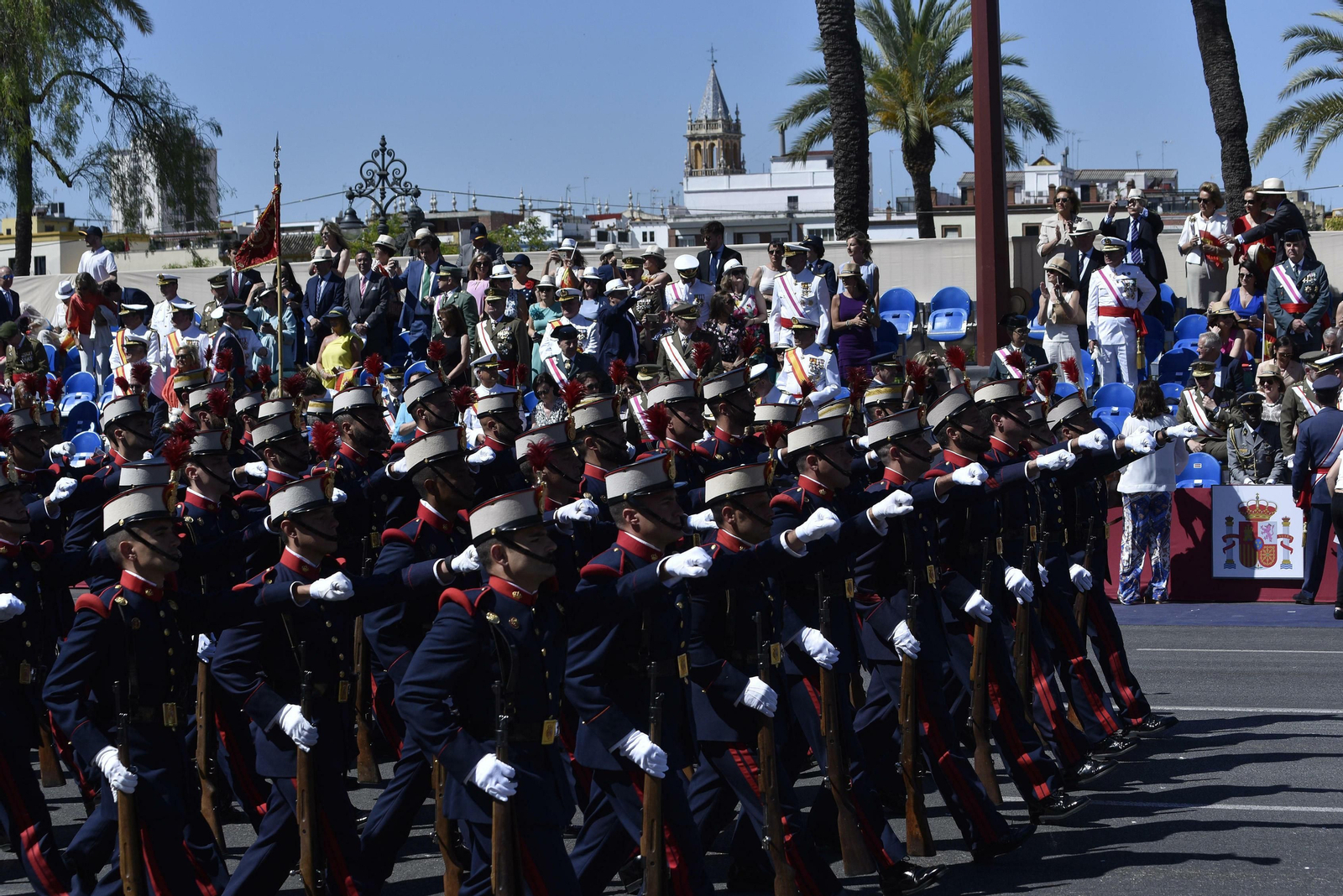 Las imágenes del desfile del Día de las Fuerzas Armadas en Sevilla