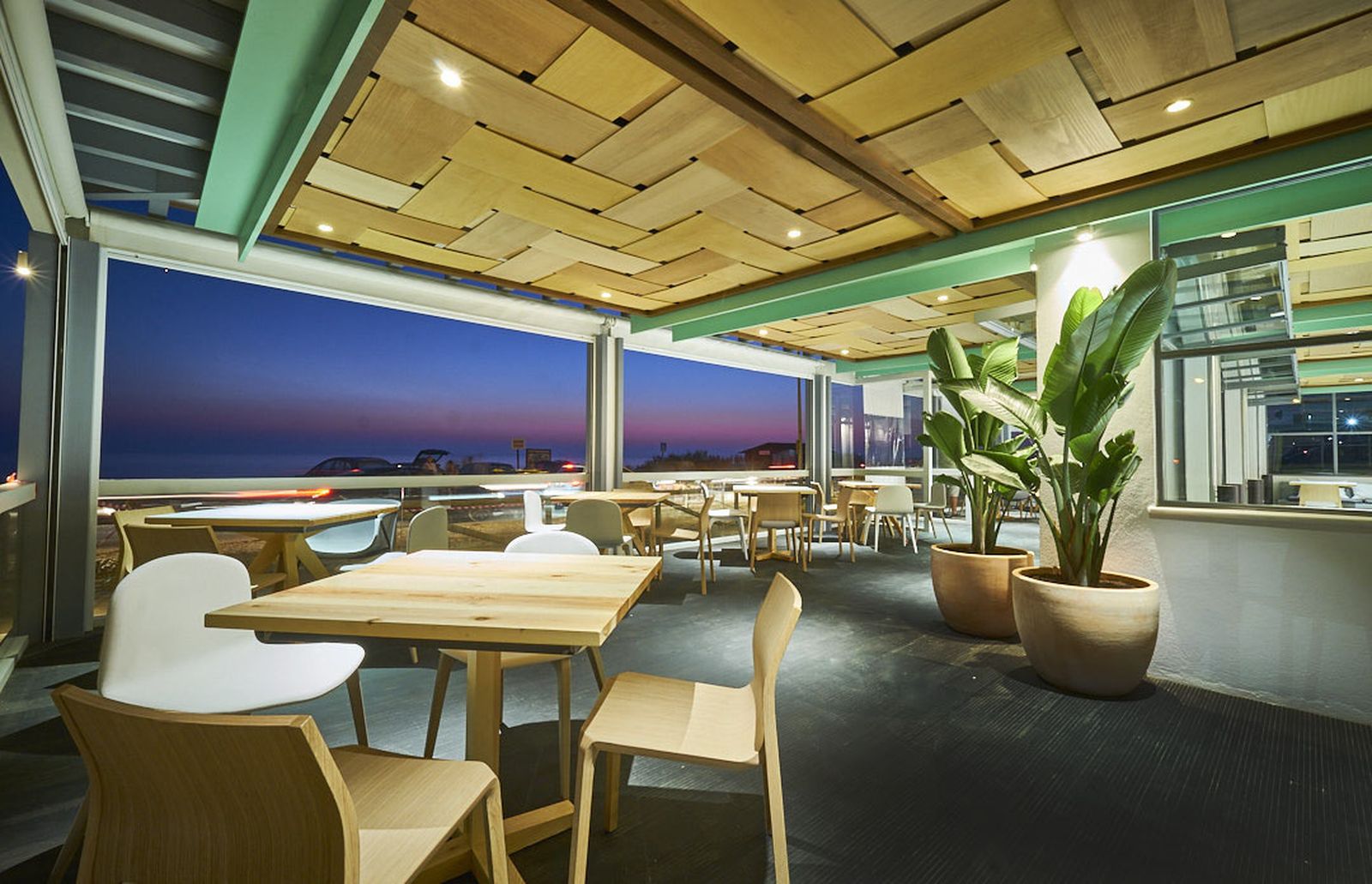 Casa Juan (El Palmar). Casi al final de la extensa playa de El Palmar está Casa Juan, un restaurante blanco y verde, diáfano, desde el que se puede comer mirando el mar en todas sus mesas. Cuenta con una carta especial con el atún rojo de almadraba como protagonista. Reservas: 956 232 099.