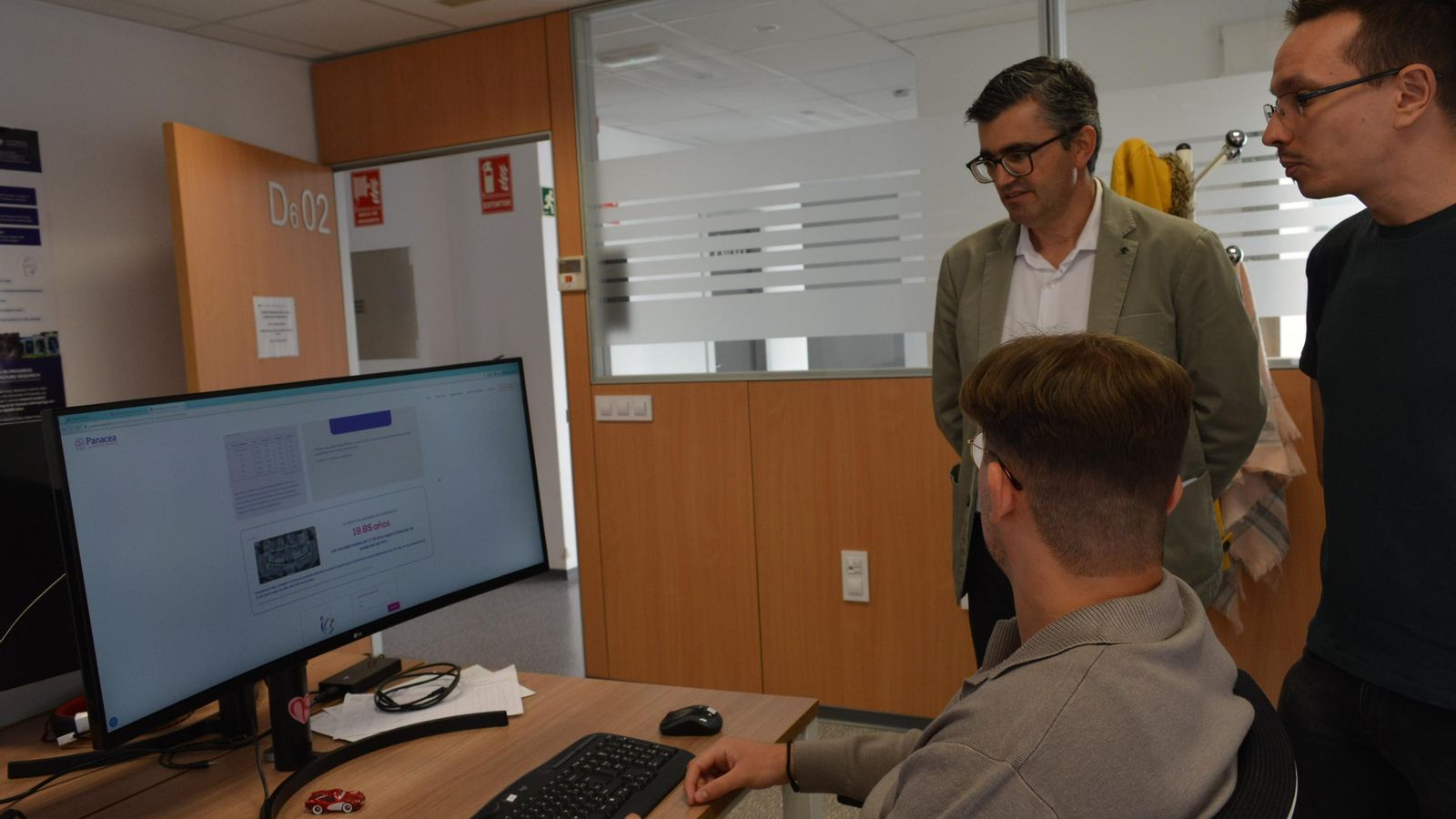 El delegado territorial de Empleo, José Javier Martín Cañizares, visita uno de los centros de formación