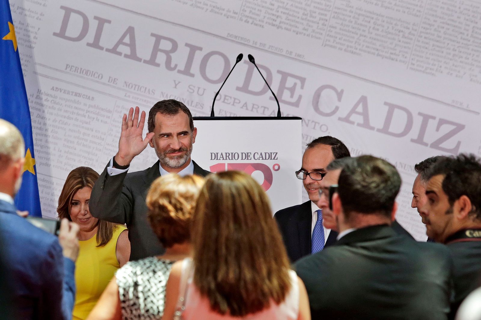 Saludo del rey Felipe VI a los invitados tras finalizar el almuerzo y antes de marcharse, no sin antes departir con un buen número de personas.