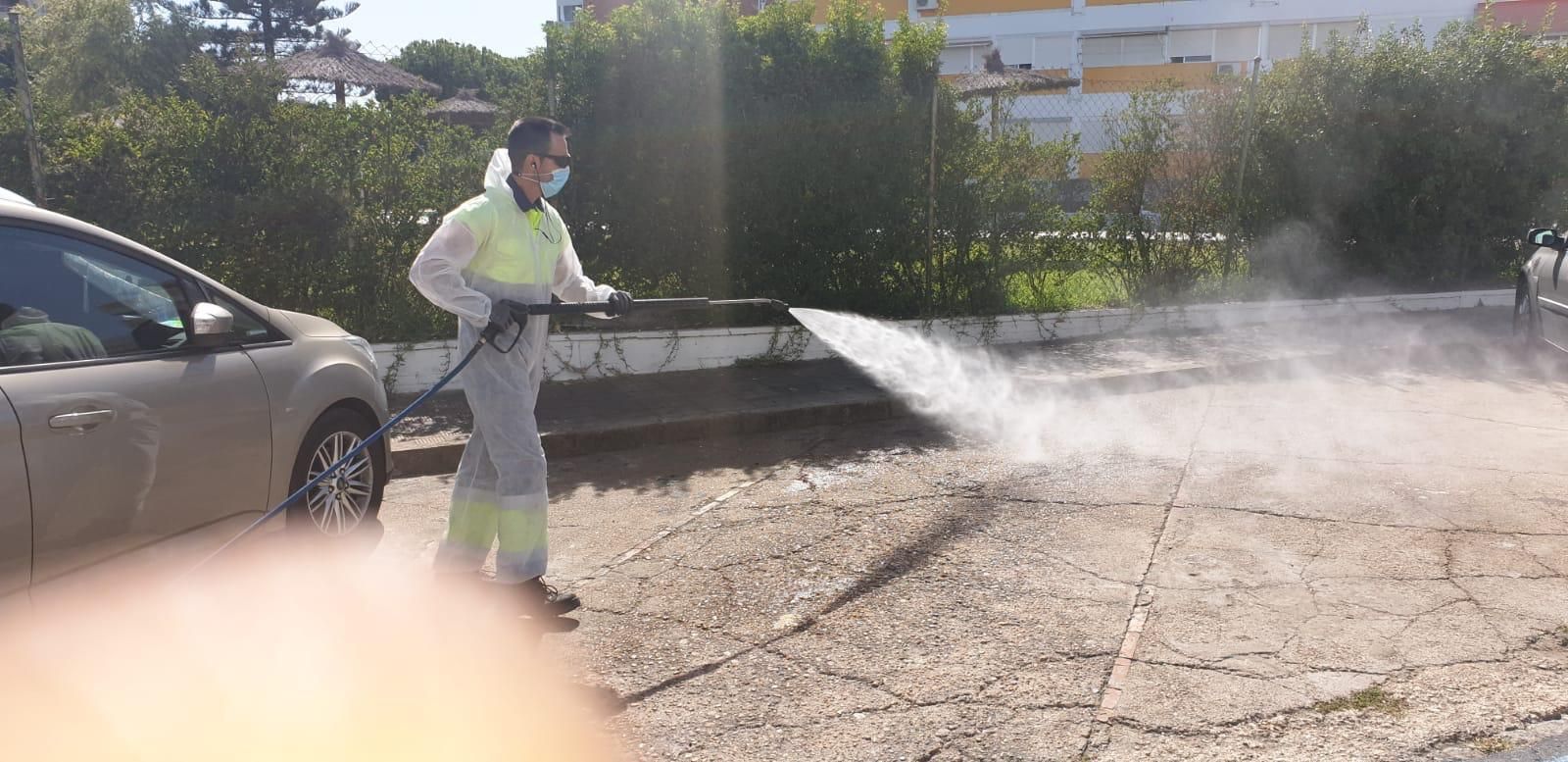Un operario trabaja en una de las actuaciones de desinfección en El Portil.