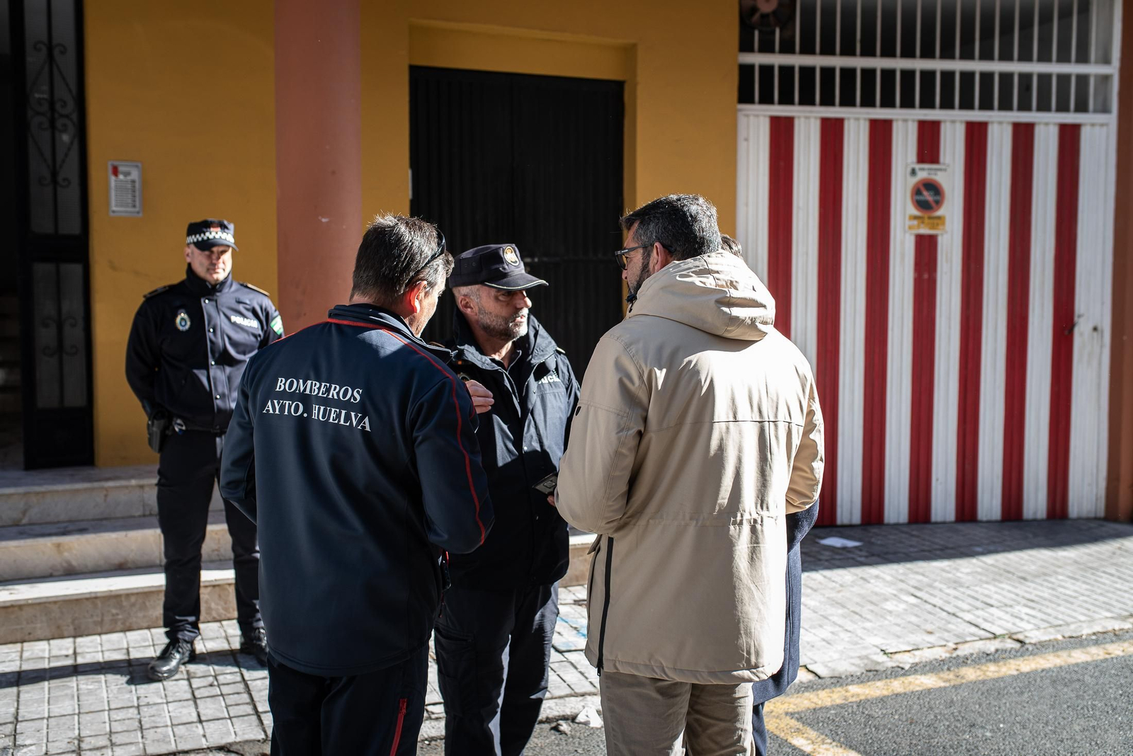 Imágenes de la dramática mañana de tensión que se ha vivido en Isla Chica tras el incendio en una vivienda