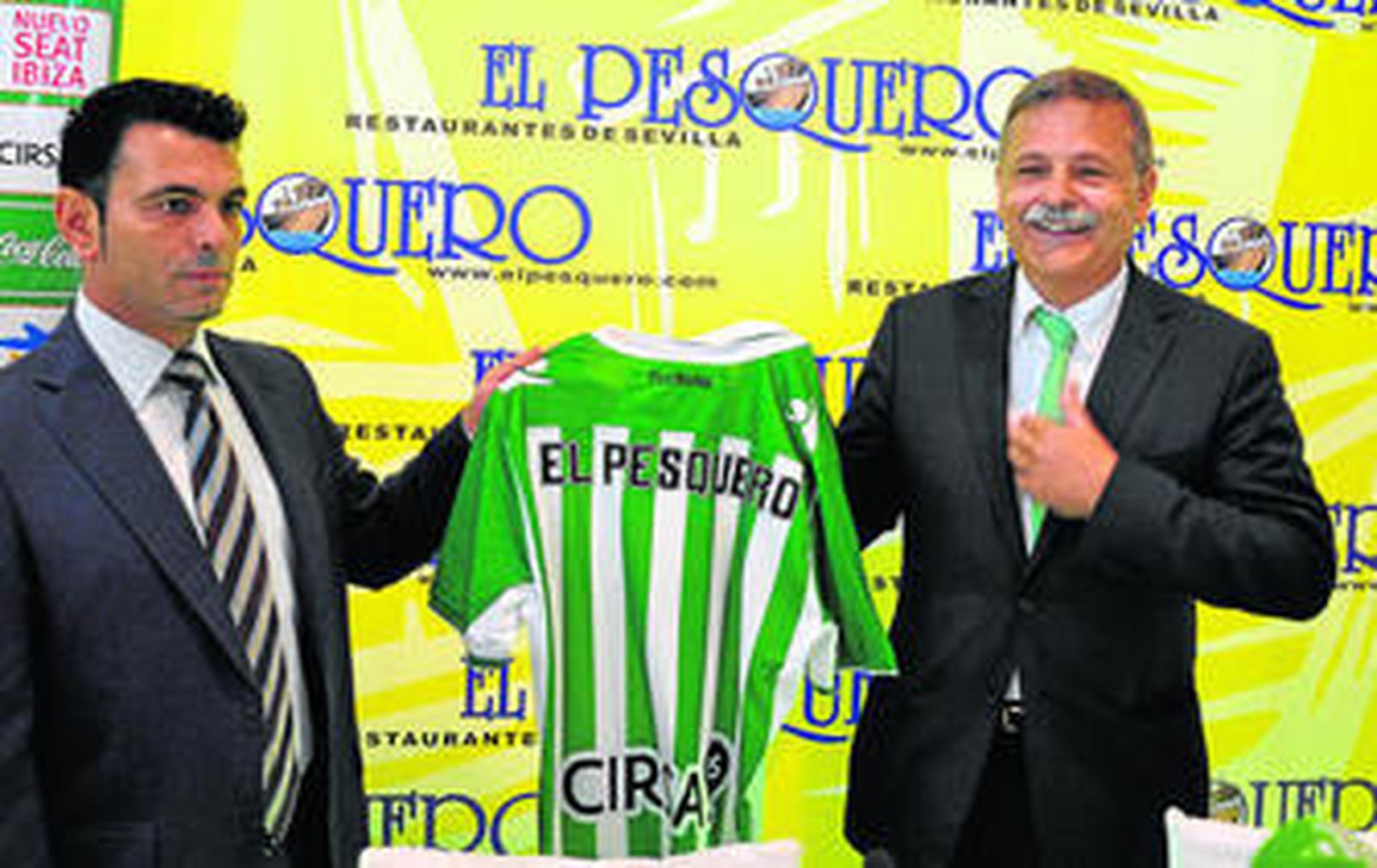 José Antonio Bosch posa durante la presentación del convenio con el restaurante El Pesquero.