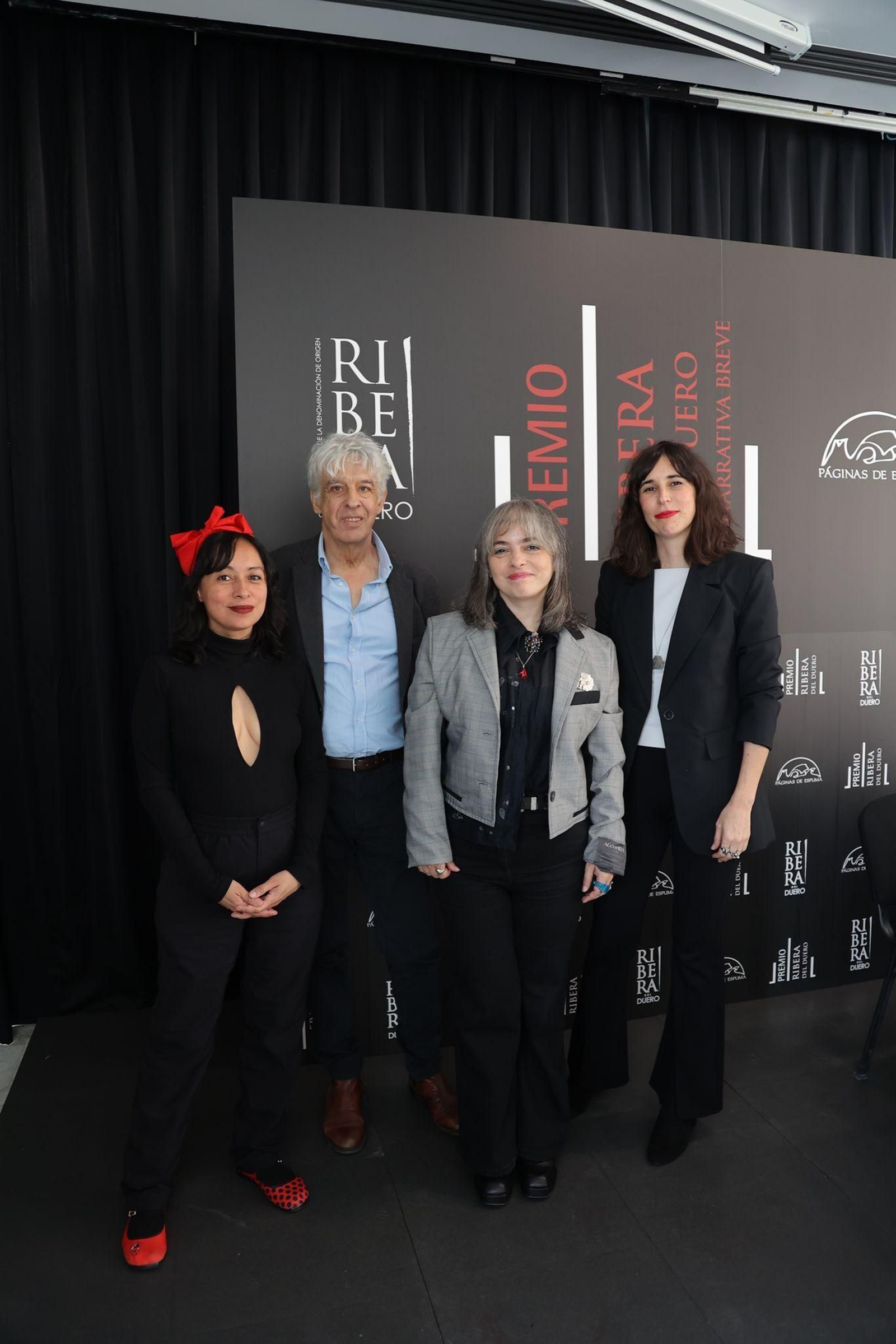Con los miembros del jurado Brenda Navarro, Carlos Castán y Mariana Enríquez.