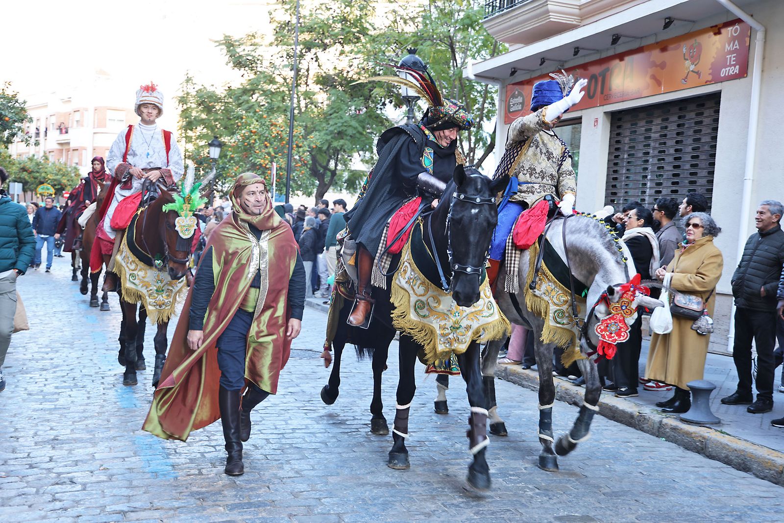 Las mejores fotografías de la salida y recorrido de la cabalgata de Reyes Magos 2026