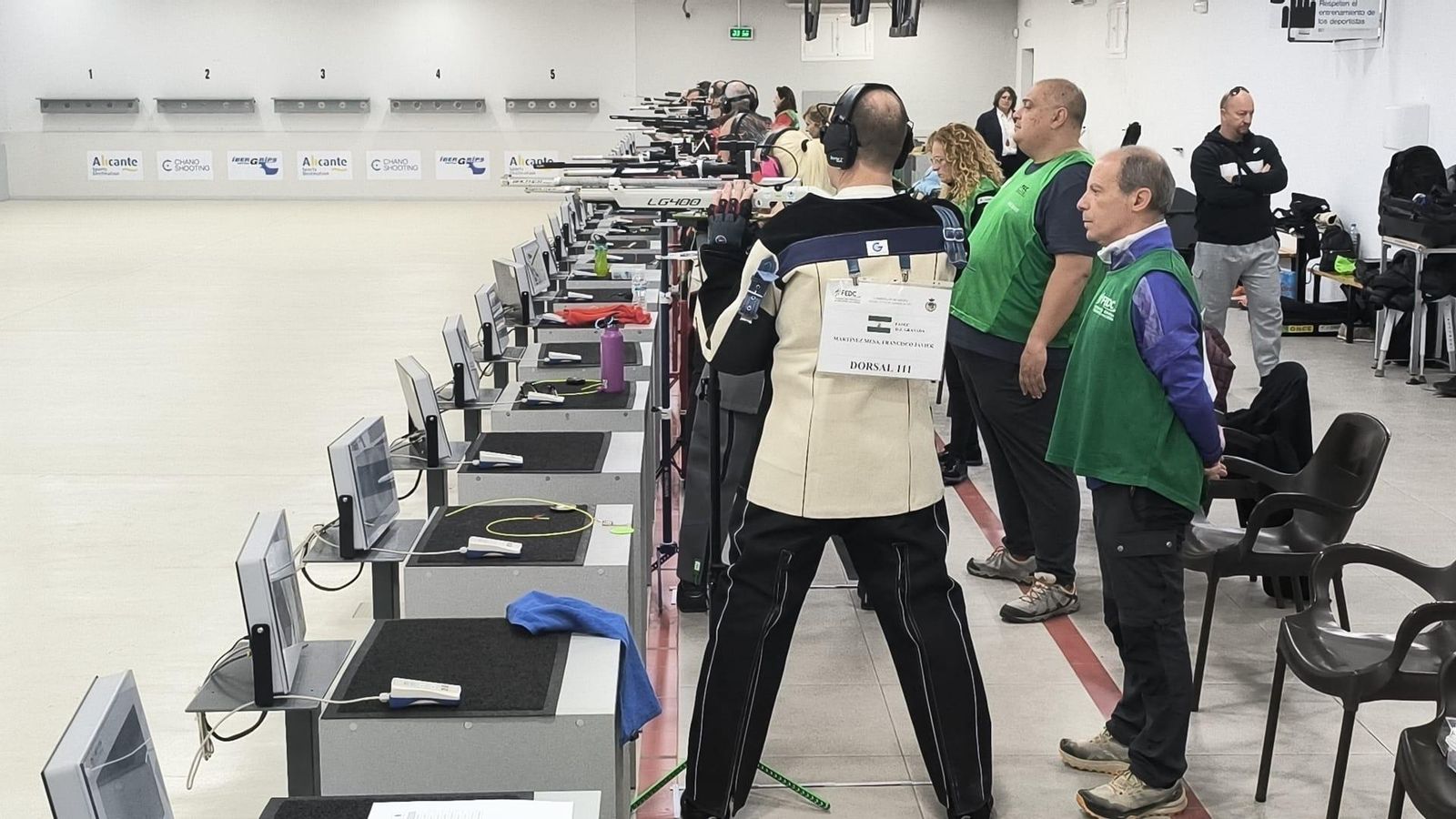 Francisco Javier Martínez, junto a su guía.