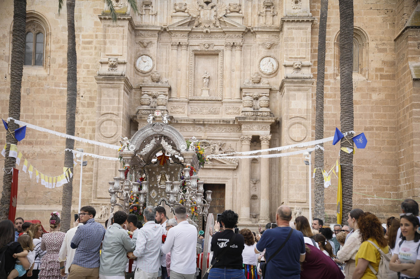 Imágenes de la salida  del Rocío desde la Catedral de Almería