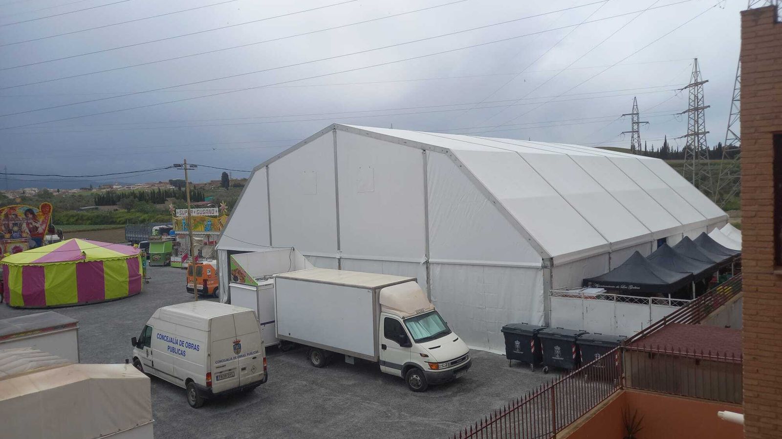 Vista de la feria y la caseta municipal desde las viviendas.