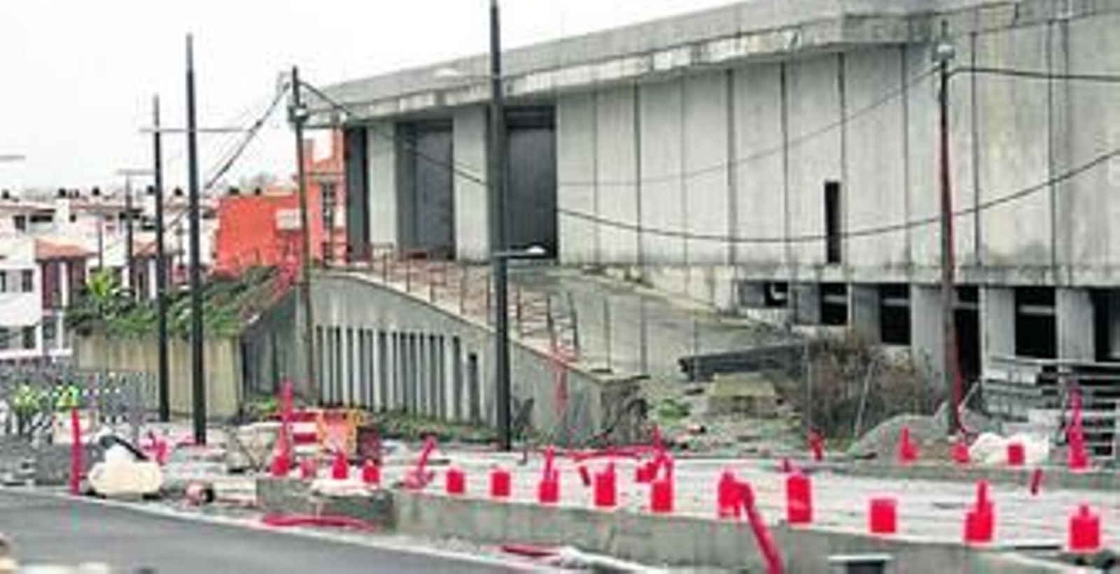 El talud de tierra (a la izqd. de la imagen) amenaza con llevarse por delante el muro.