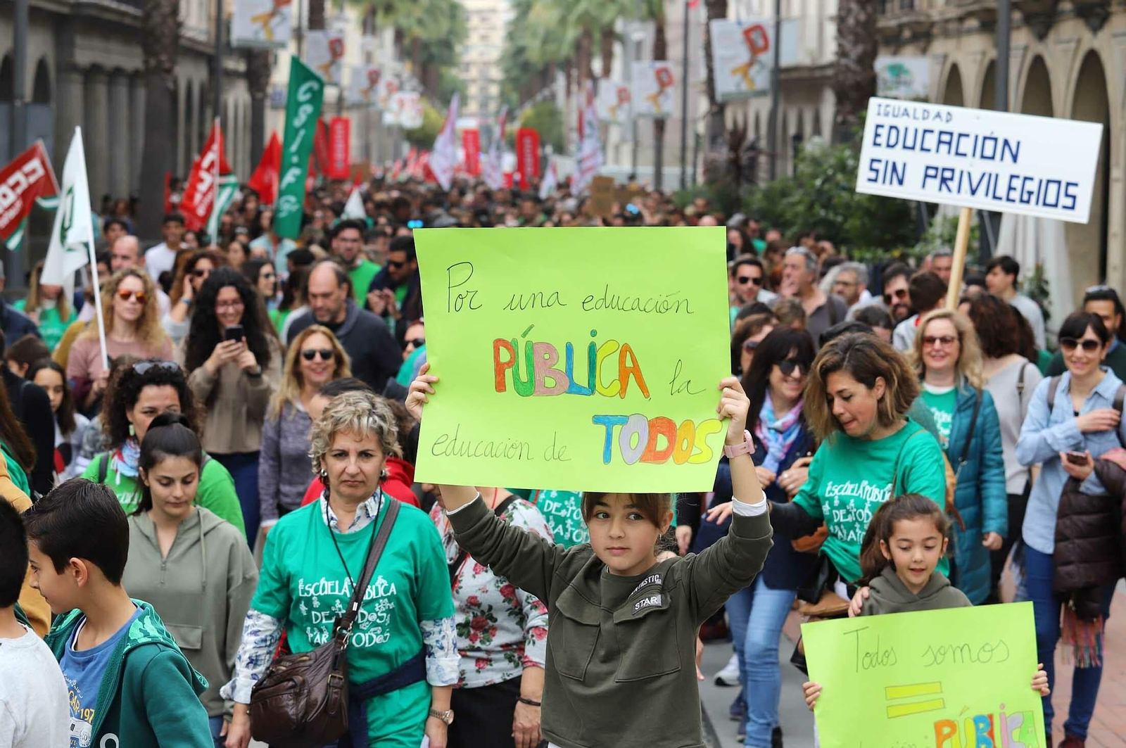 Una estudiante reclama sus reivindicaciones a través de una pancarta.