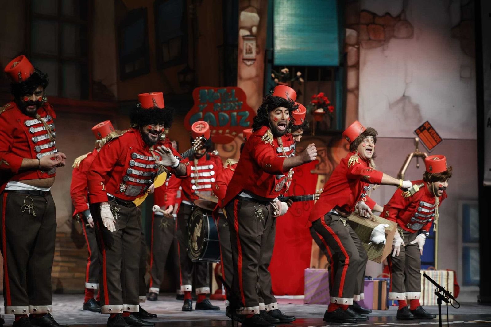 Chirigota 'Hotel resort y Cadi, aquí tiene usté su casa'.