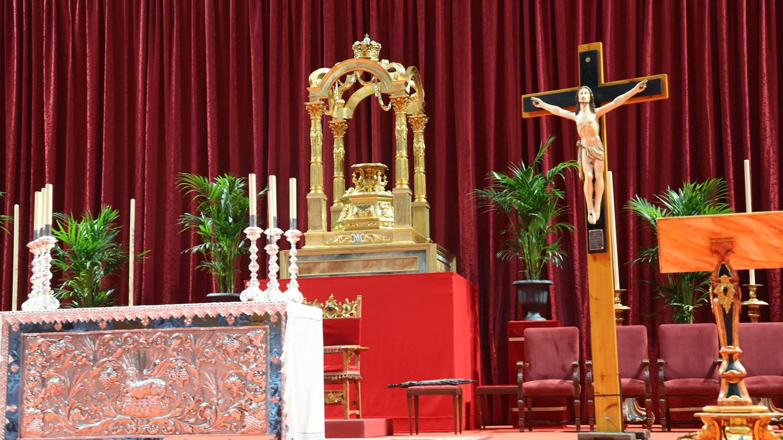Altar dispuesto en el pabellón para recibir la imagen de la Virgen de la Cinta, con el crucifijo ante el que rezó San Juan Pablo II en Huelva en 1993.