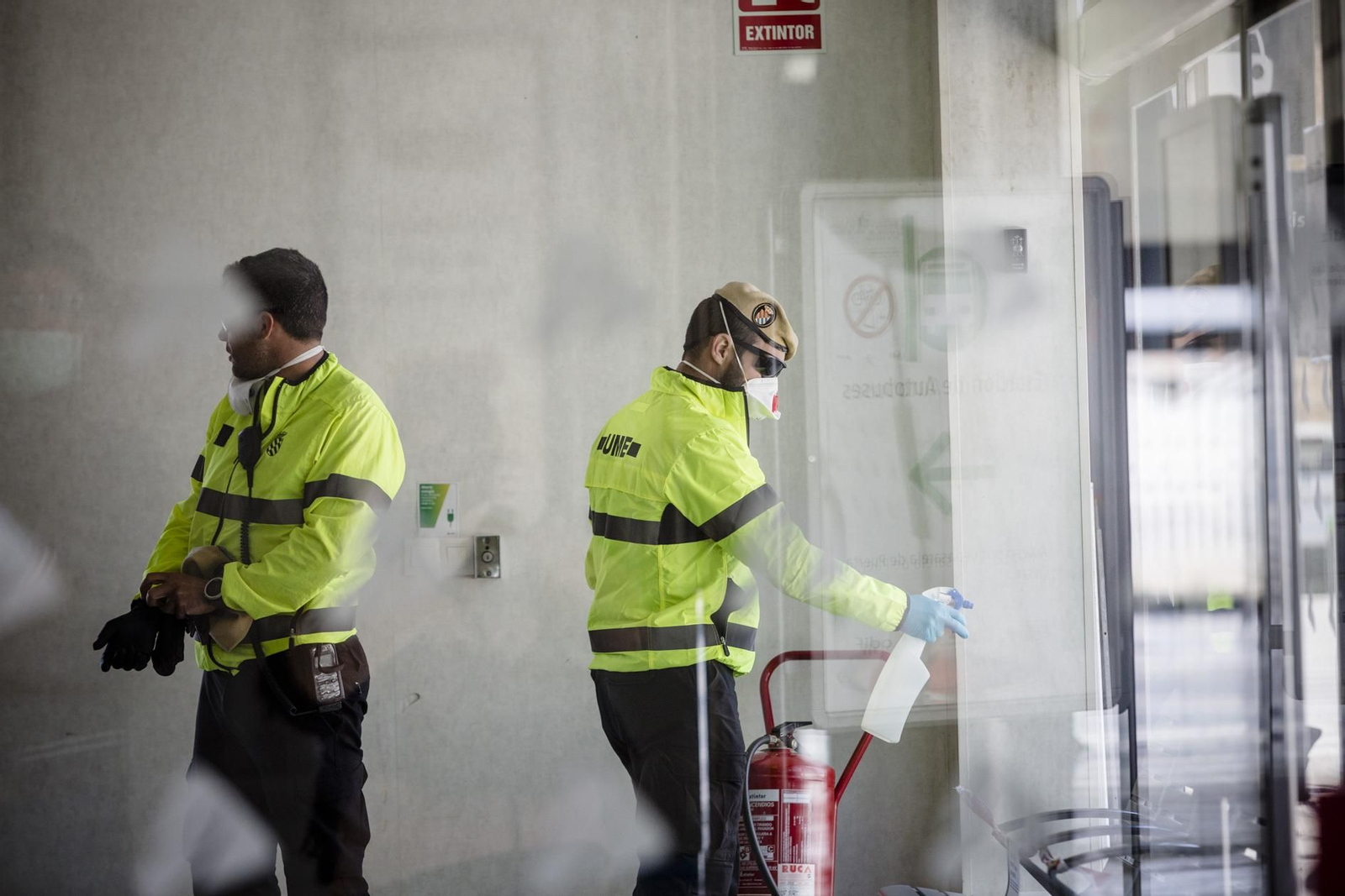 Efectivos de UME realizan labores de desinfección en la estación de trenes.