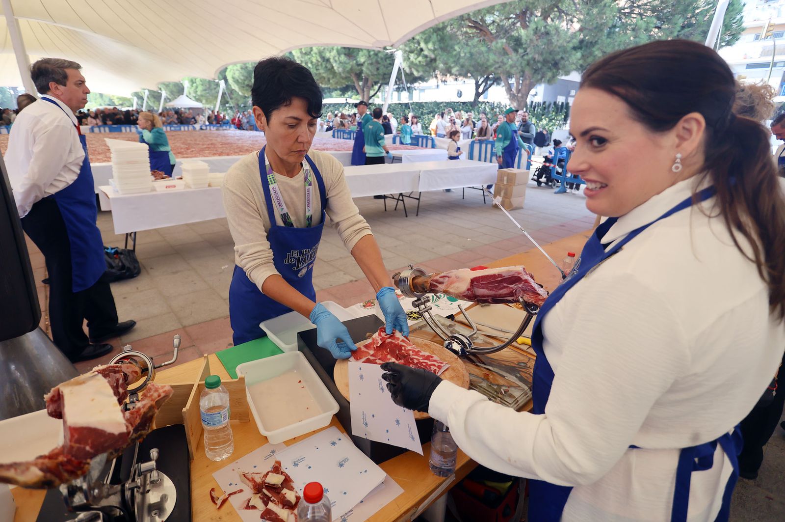 Huelva consigue el récord Guinness con el plato de jamón más grande del mundo, en imágenes