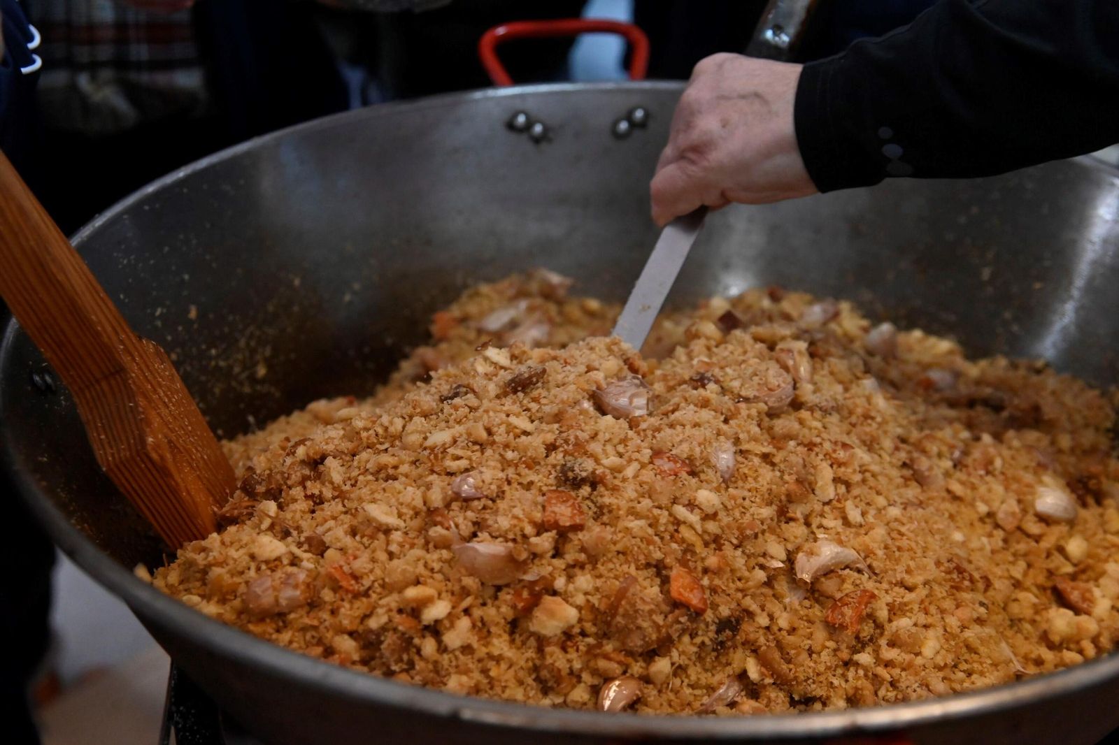 Las migas de la Cruz Blanca, en imágenes