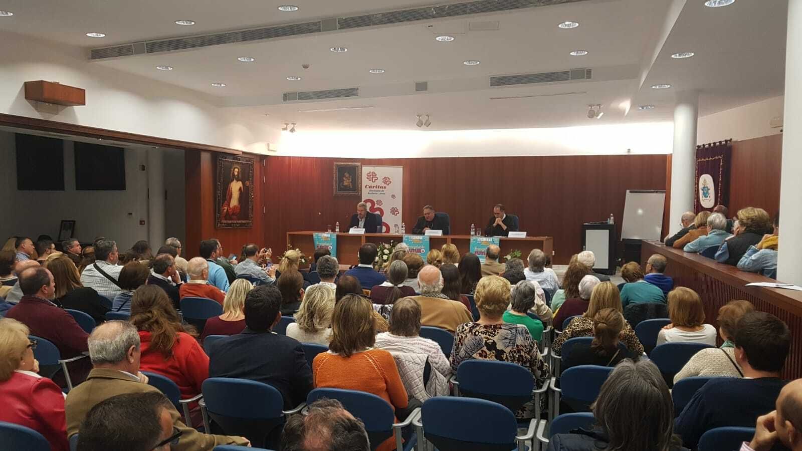 Francisco Domouso, el obispo José Mazuelos y José María Rodríguez Olaizola, en el inicio del ciclo de conferencias sobre la pobreza y exclusión.