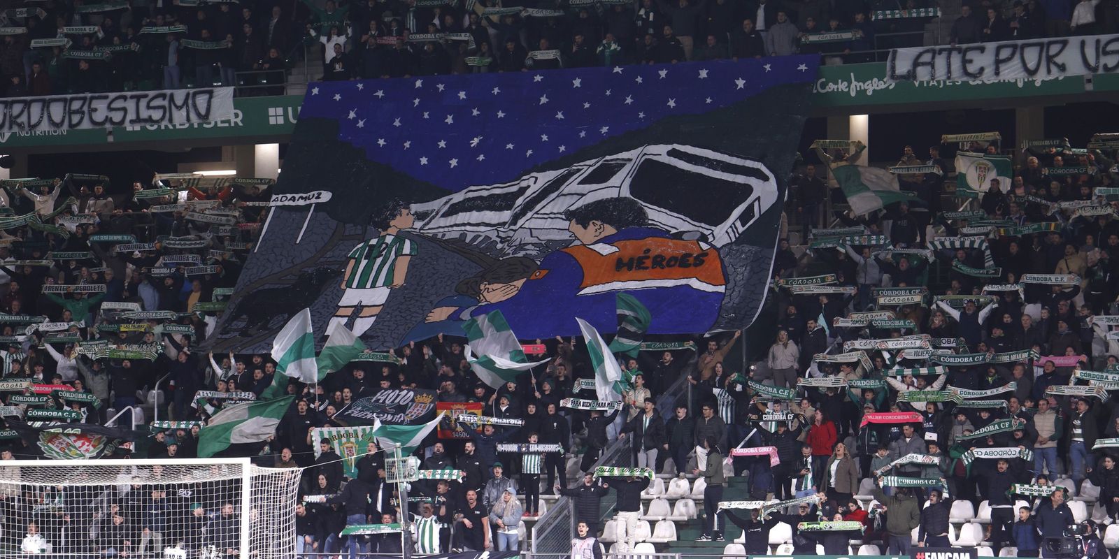 El tifo en honor a las víctimas de Adamuz que se desplegó en el Fondo Sur de El Arcángel antes del Córdoba CF - Valladolid.