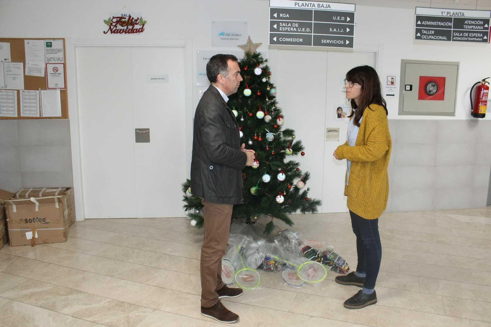 El concejal de Deportes de Mijas hace entrega del material deportivo a la ADIMI.