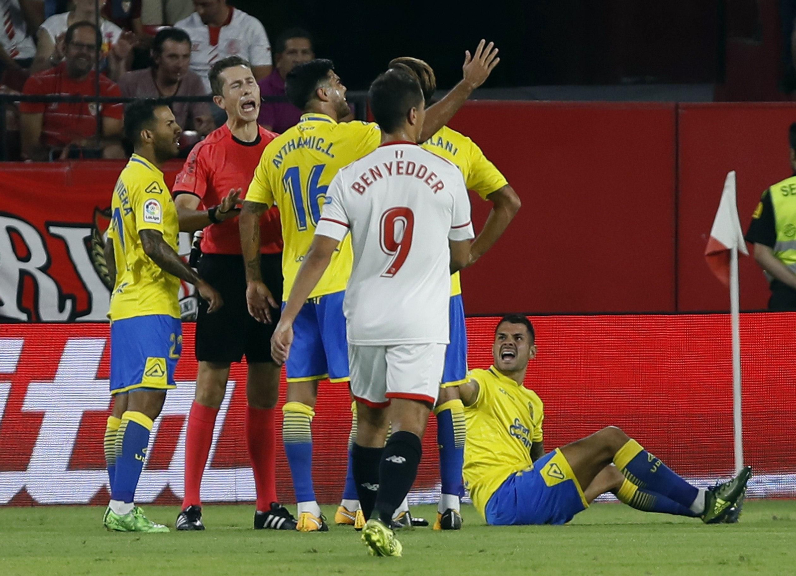 Vitolo protesta en el suelo tras recibir una entrada en el Sevilla-Las Palmas.